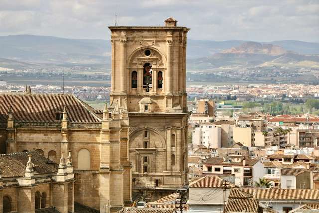 Foto Torre Catedral Granada. Edifício de concreto marrom