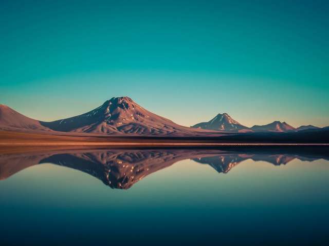 Sao Pedro do Atacama. Foto paisagem desertica com lago e montanha ao fundo.