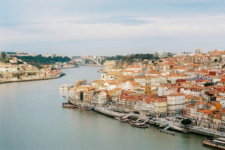 Foto do Porto, Portugal. Vista aérea do rio e dos edifícios a sua margem.