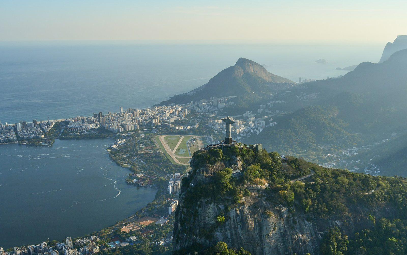 Foto do cristo redentor, riode janeiro. Foto do mar, montanhas e o cristo redentor.