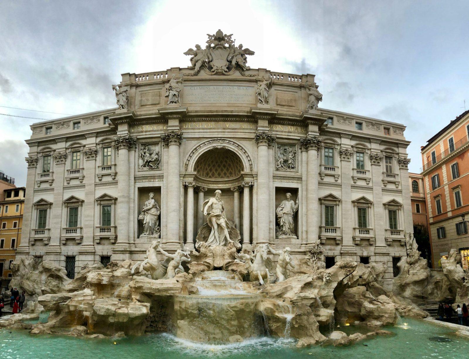 foto fontana di trevi. Fonte de agua com esculturas ao fundo.