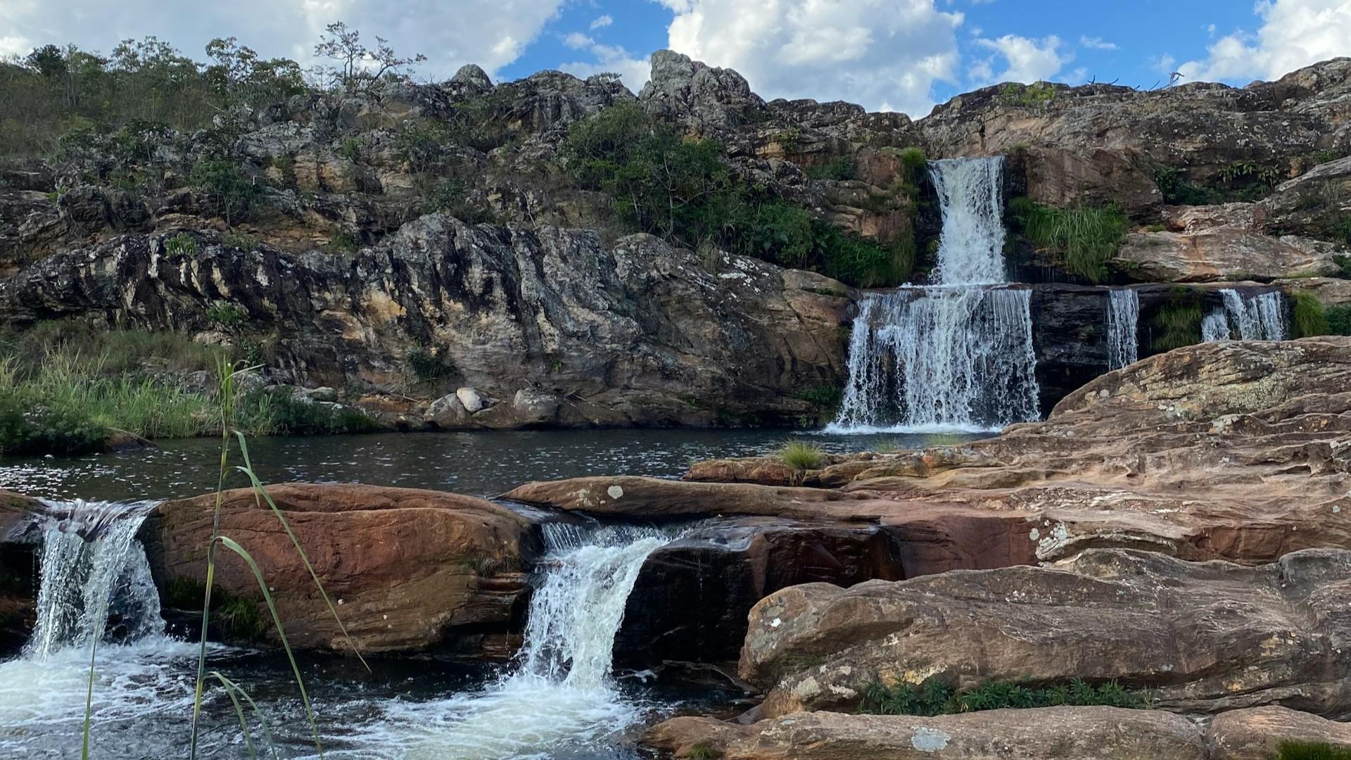 Diamantina. Pequena cachoeira no meio de area rochosa