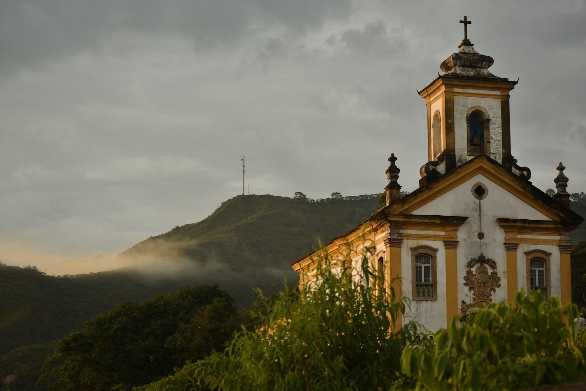 Ouro preto. Foto de contrução com detalhes em amarelo.