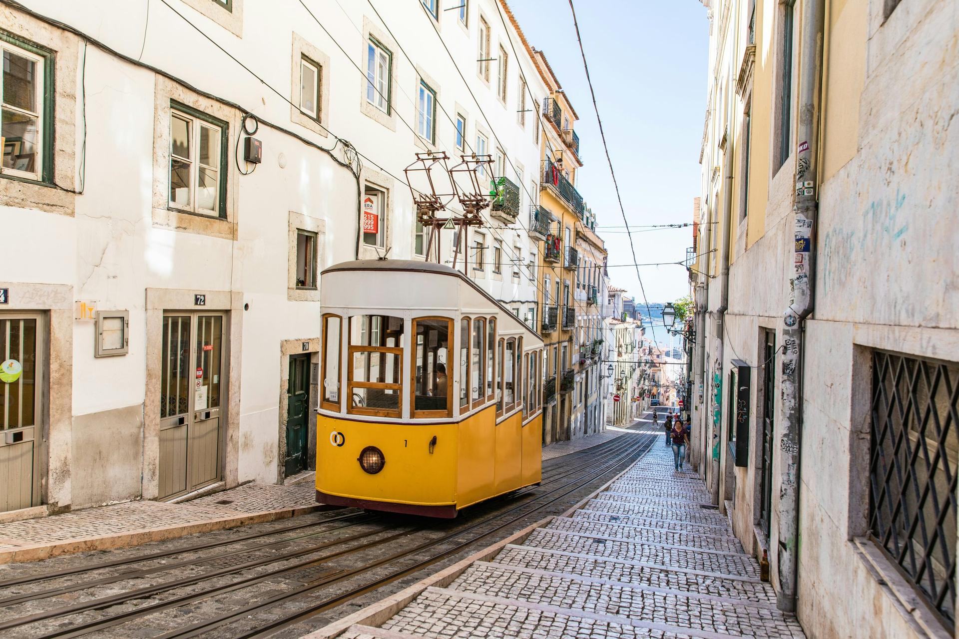 Foto de uma rua em Lisboa com bonde amarelo