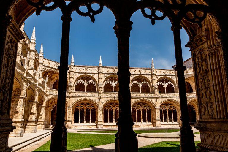 Foto dos arcos e patio central no Mosteiro dos Jeronimos